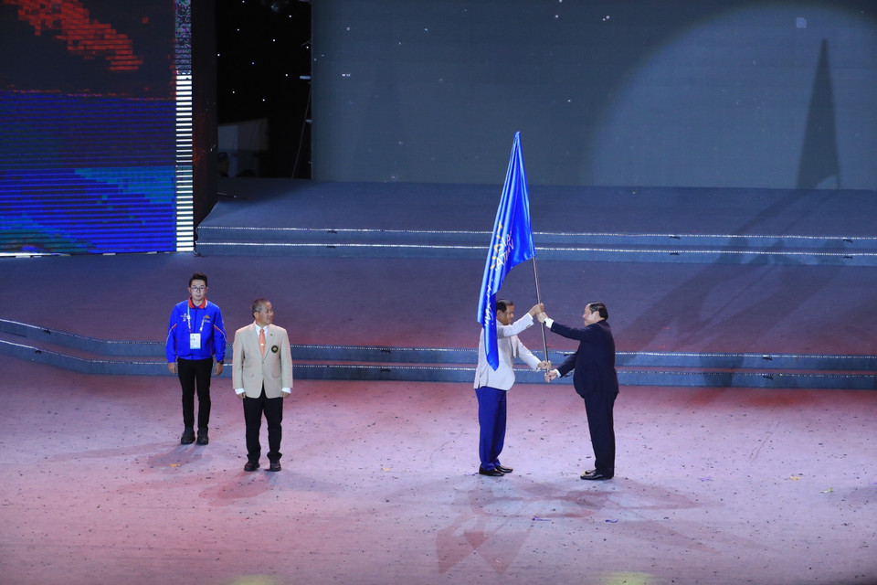 Nghi thức chuyển giao cờ Liên đoàn Thể thao Đông Nam Á cho Campuchia - nước chủ nhà của SEA Games 32. (Ảnh: TTXVN)