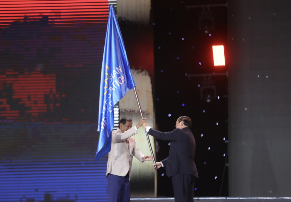 Ông Nguyễn Văn Hùng, Bộ trưởng Bộ Văn hóa-Thể thao-Du lịch, Chủ tịch Liên đoàn thể thao Đông Nam Á, Trưởng Ban tổ chức SEA Games 31 trao cờ cho ông TS Thongkhon, Bộ trưởng Bộ Du lịch Campuchia, Đồng Chủ tịch Liên đoàn thể thao Đông Nam Á, Chủ tịch Ủy ban Olympic Campuchia - đại diện nước đăng cai SEA Games 32. (Ảnh: TTXVN)