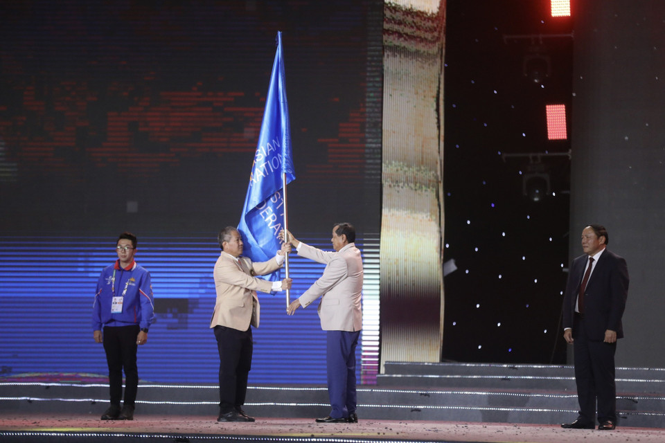  Lễ chuyển giao cờ Liên đoàn Thể thao Đông Nam Á cho Campuchia - nước chủ nhà của SEA Games 32. (Ảnh: TTXVN) 