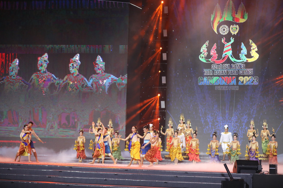 Chương trình biểu diễn nghệ thuật chào mừng của đất nước Chùa Tháp bằng Vũ điệu Apsara - biểu tượng của văn hóa, tâm hồn và bản sắc của người Khmer. (Ảnh: TTXVN)