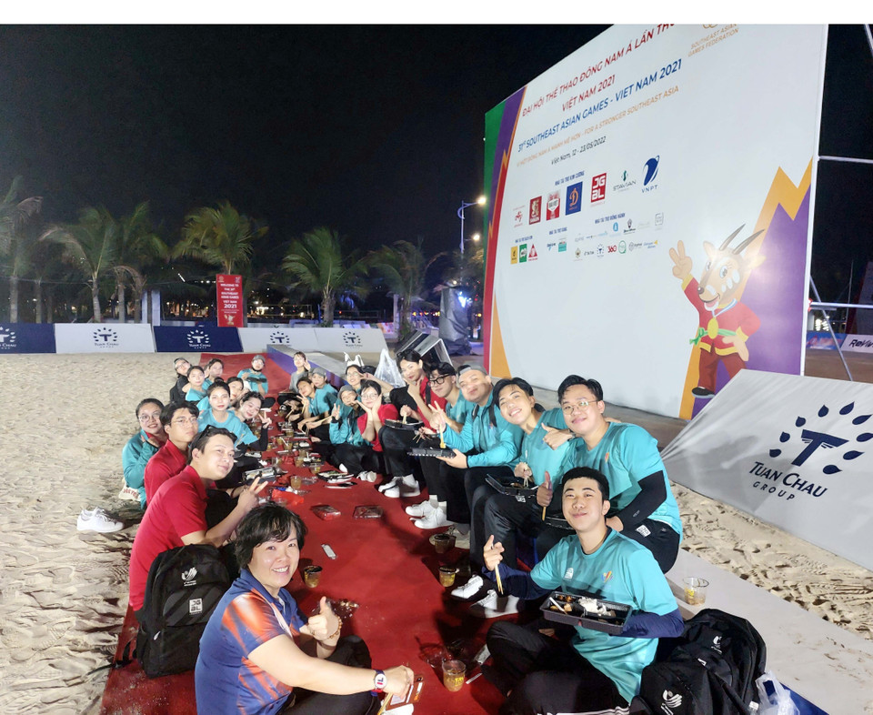 Các tình nguyện viên trên bãi cát tại sân thi đấu bóng chuyền sau 1 ngày dẫn đoàn tham gia thi đấu tại SEA Games 31. (Ảnh: Thanh Vân/TTXVN)