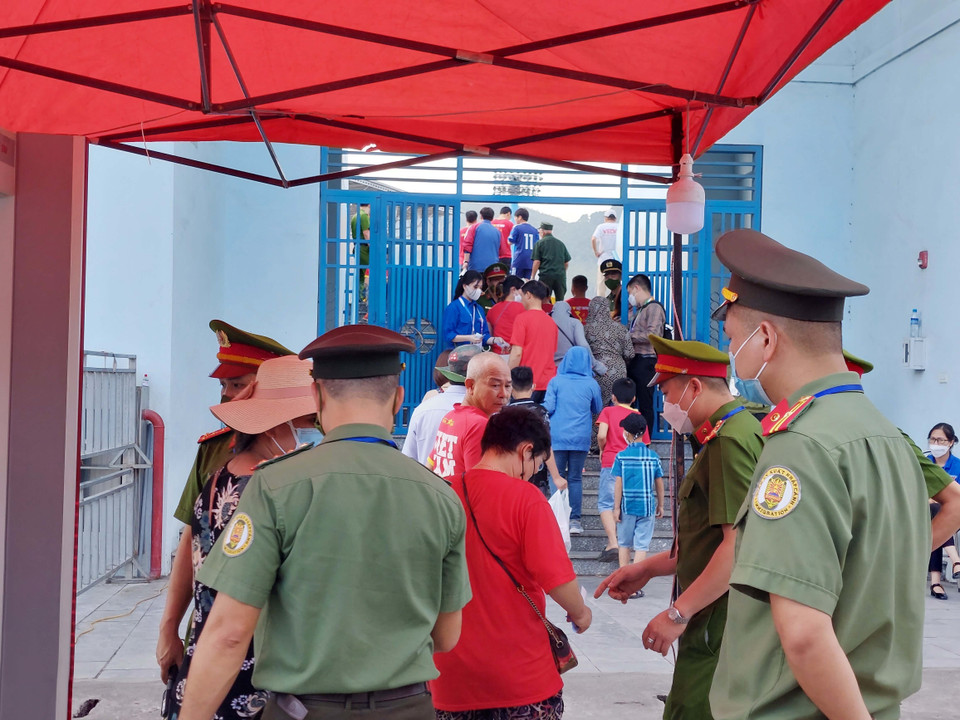 Cán bộ, chiến sĩ kiểm soát vé mời xem bóng đá của cổ động viên trước khi vào sân. (Ảnh: Thanh Vân/TTXVN)