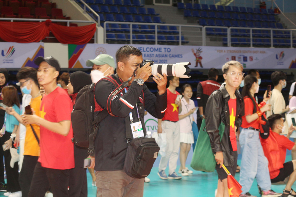 Phóng viên của Indonesia tác nghiệp tại nhà thi đấu Đại Yên, thành phố Hạ Long, tỉnh Quảng Ninh. (Ảnh: Thanh Vân/TTXVN)