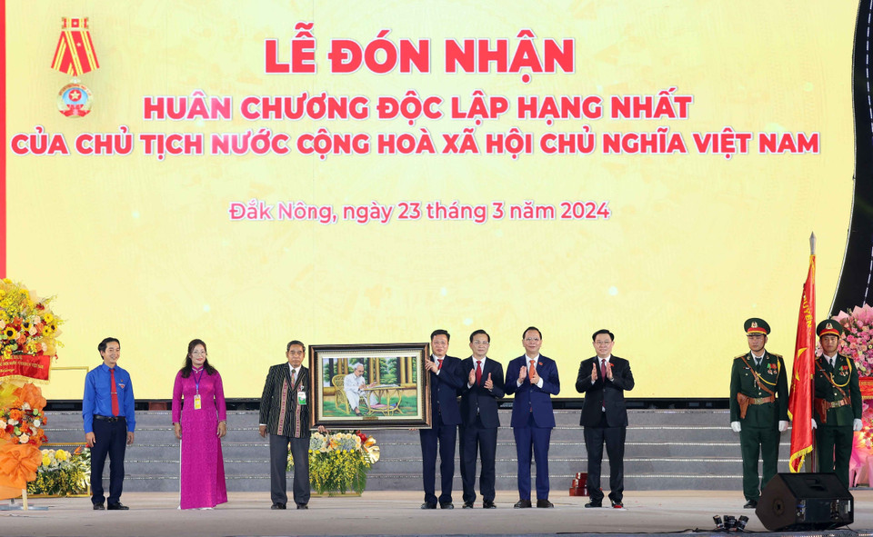 Chủ tịch Quốc hội Vương Đình Huệ tặng bức tranh Chủ tịch Hồ Chí Minh cho lãnh đạo tỉnh Đắk Nông. (Ảnh: Nhan Sáng/TTXVN)