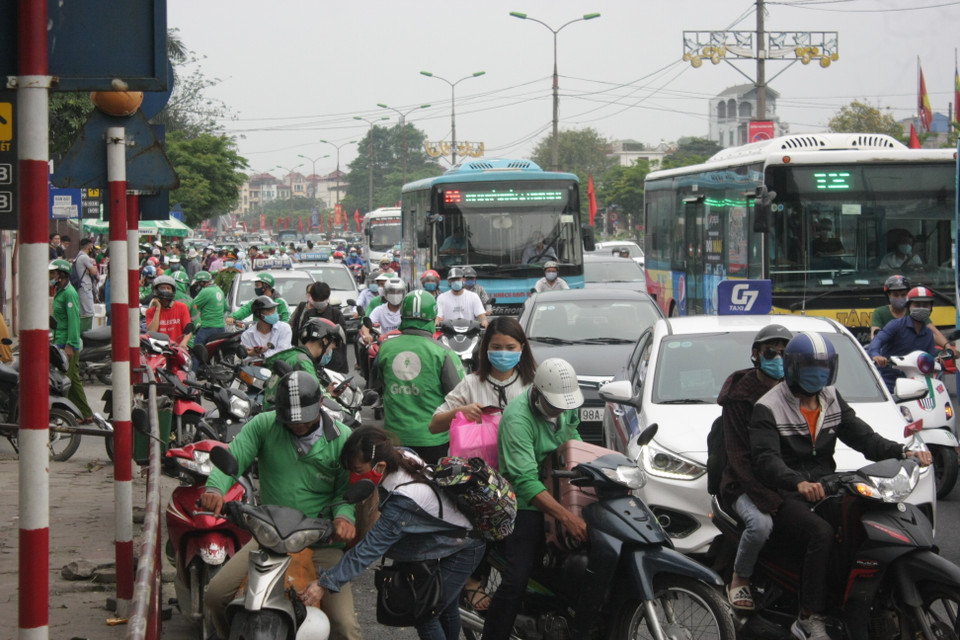 Đường Ngọc Hồi trước của bến xe Nước Ngầm ken cứng ôtô và xe máy từ ngoại tỉnh đổ về Thủ đô. (Ảnh: Việt Hùng/Vietnam+)