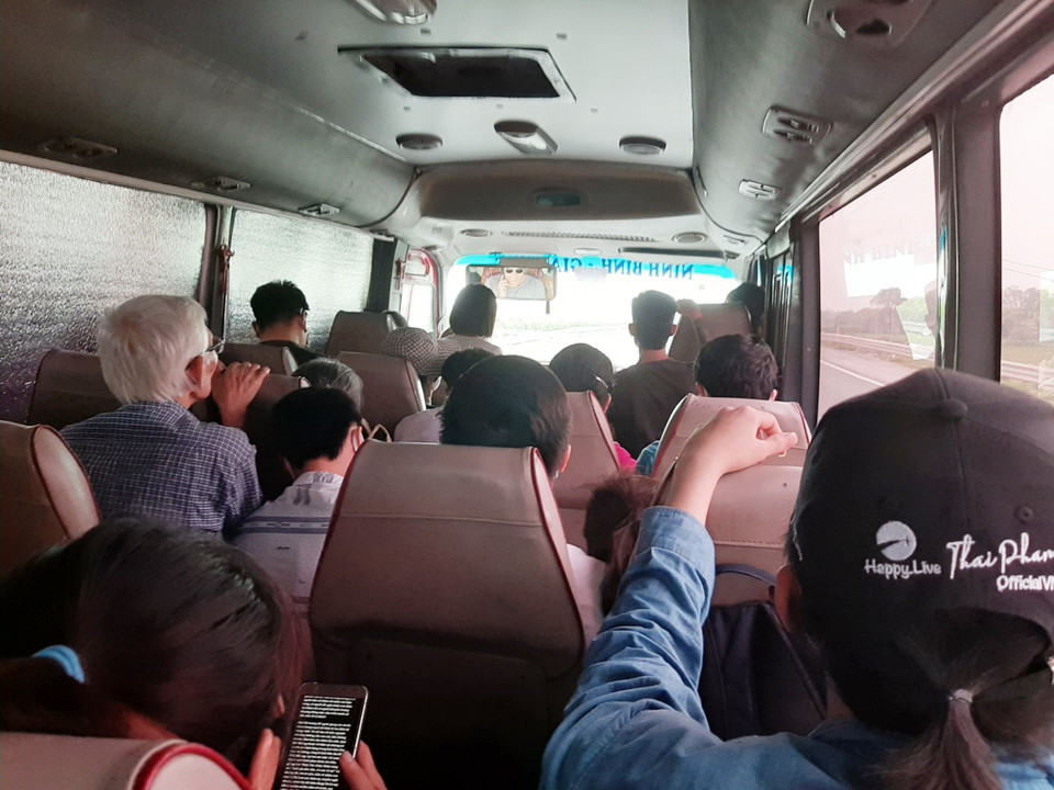 Người dân đi xe khách bị nhồi nhét và hét giá vé cũng như không đảm bảo giãn cách ghế ngồi. (Ảnh: Việt Hùng/Vietnam+)
