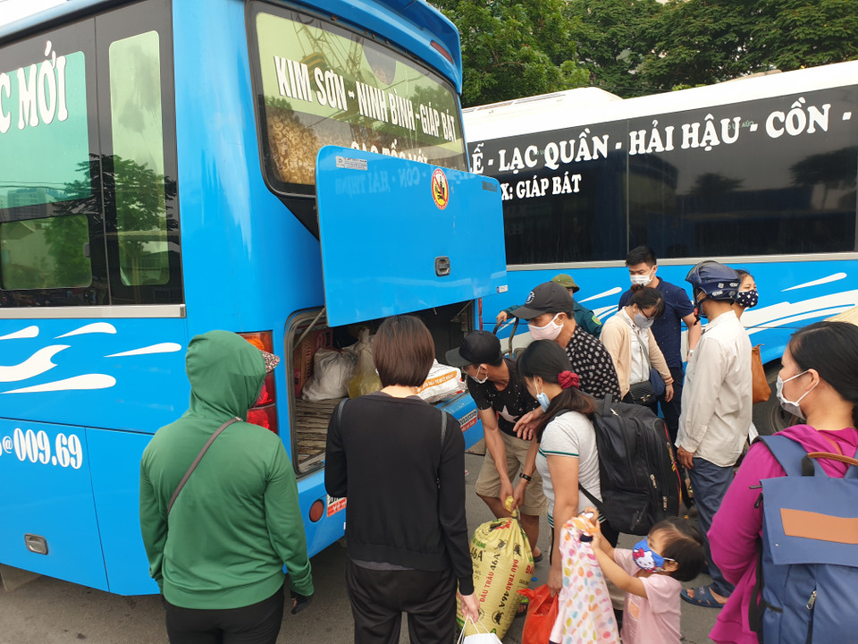 Khách vội vàng lấy đồ đạc mang từ quê lên sau dip nghỉ lễ 30/4. (Ảnh: Việt Hùng/Vietnam+)