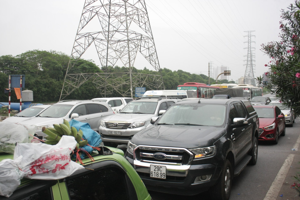 Ùn tắc cục bộ tại nút giao Pháp Vân với đường dẫn lên vành đai 3. (Ảnh: Việt Hùng/Vietnam+)