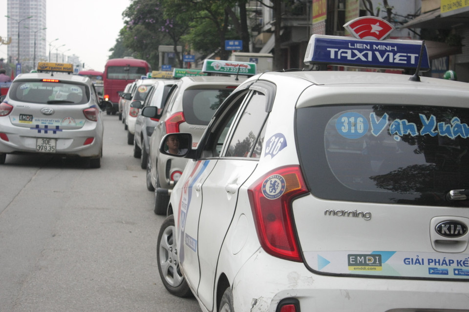 Phía bên ngoài, hàng dài taxi xếp hàng chờ đón khách. (Ảnh: Việt Hùng/Vietnam+)