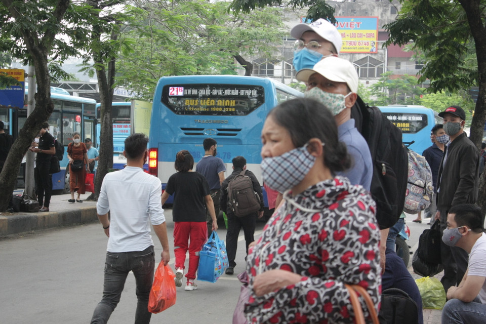 Tần suất xe buýt cũng được giới hạn hoạt động và chỉ được chở không quá trên xe không chở quá 20 người và không vượt quá 50% sức chứa. (Ảnh: Việt Hùng/Vietnam+)