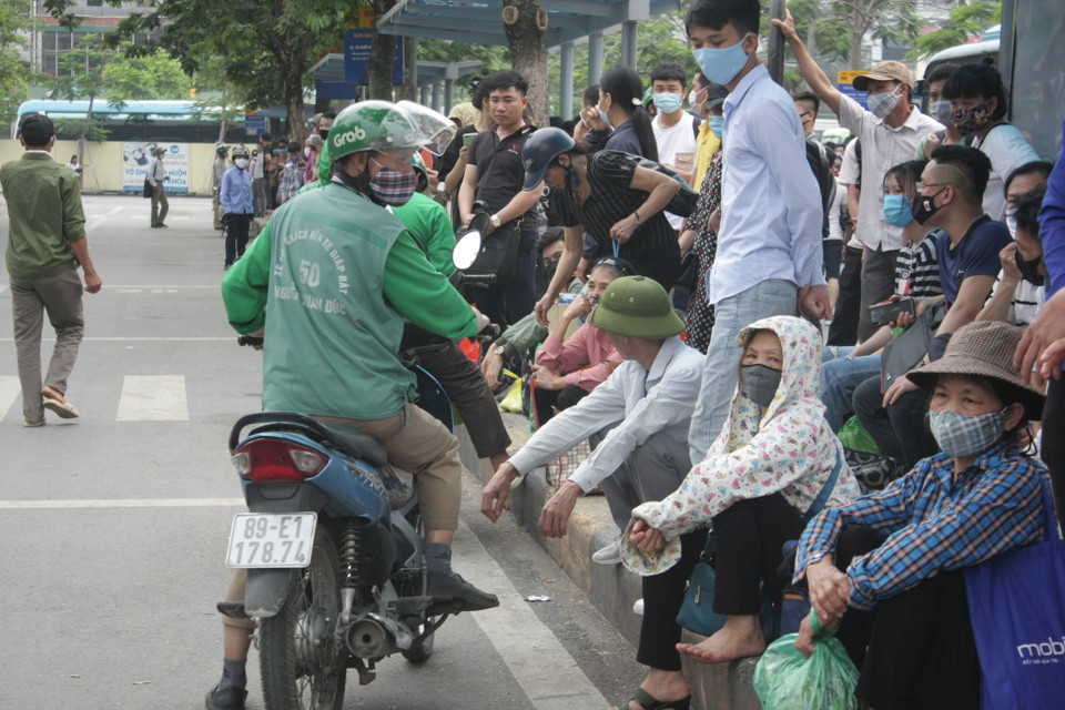 Đội xe ôm trong bến chèo kéo hành khách. (Ảnh: Việt Hùng/Vietnam+)