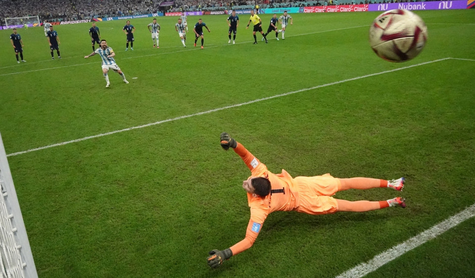 Trên chấm 11m, Messi không bỏ lỡ cơ hội để ghi bàn cho Argentina ở phút 34. (Nguồn: Reuters)