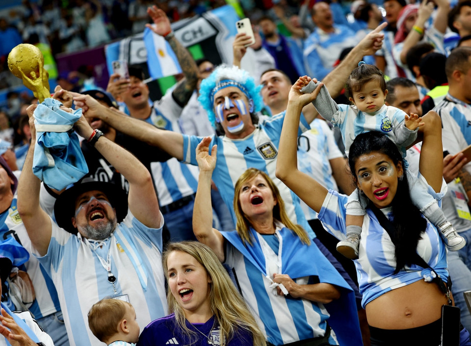 Các cổ động viên Argentina cũng không kém cạnh, và tất cả đến Lusail để cổ vũ cho cả hai đội. (Nguồn: Reuters)