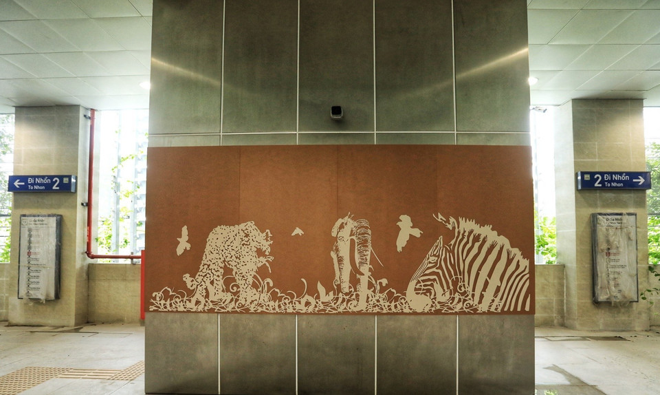 Mỗi nhà ga trên cao còn được thiết kế hình ảnh riêng để quảng bá, tôn vinh văn hóa của Thủ đô. (Ảnh: Tuấn Anh/TTXVN)