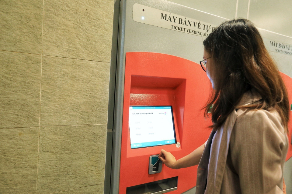 Máy bán vé tự động (TVM) theo tiêu chuẩn châu Âu, các thiết bị có xuất xứ chủ yếu từ Pháp. (Ảnh: Tuấn Anh/TTXVN)