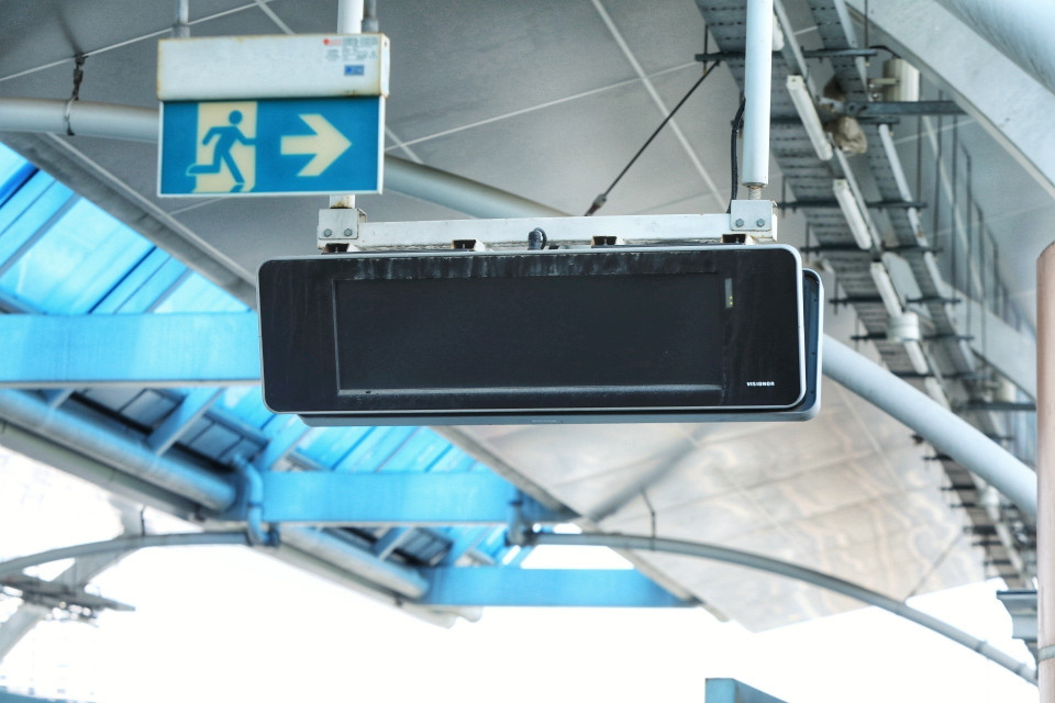 Bảng điện tử thông báo giờ tàu đi, đến tại các khu hành khách chờ. (Ảnh: Tuấn Anh/TTXVN)