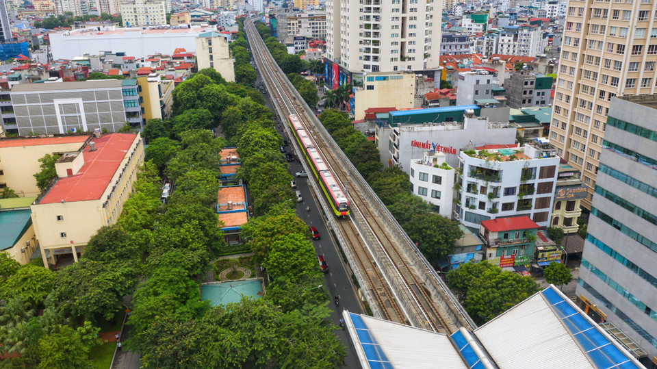 Đoàn tàu chạy kiểm tra định kỳ. (Ảnh: Tuấn Anh/TTXVN)