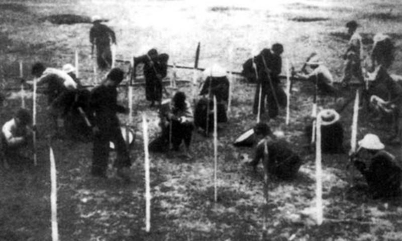 Nhân dân Phú Thọ cắm chông chống quân Pháp nhảy dù trong chiến dịch Việt Bắc-Thu Đông 1947. (Ảnh: Tư liệu/TTXVN phát)