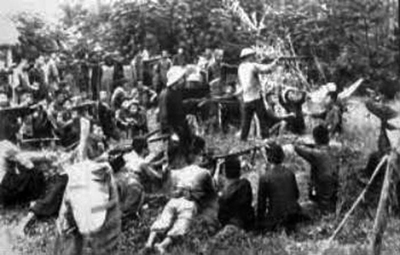 Bộ đội luyện tập bắn súng ở chiến khu Việt Bắc năm 1947. (Ảnh: Tư liệu/TTXVN phát)