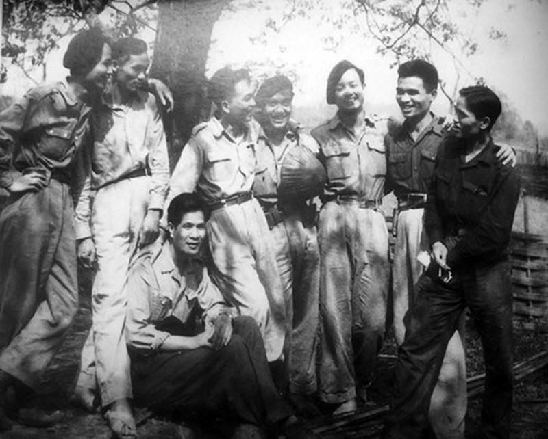 Đại tướng Võ Nguyên Giáp (thứ tư, từ trái sang) cùng đại biểu tại Hội nghị chính trị viên toàn quốc lần thứ hai ở An toàn khu Định Hóa, Thái Nguyên trước Chiến dịch Việt Bắc-Thu Đông 1947. (Ảnh: Tư liệu/TTXVN phát)