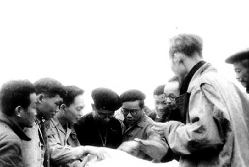 Bộ chỉ huy Chiến dịch Việt Bắc-Thu Đông 1947 báo cáo với Chủ tịch Hồ Chí Minh kế hoạch tác chiến, bố trí lực lượng trong chiến dịch. (Ảnh: Tư liệu/TTXVN phát) 