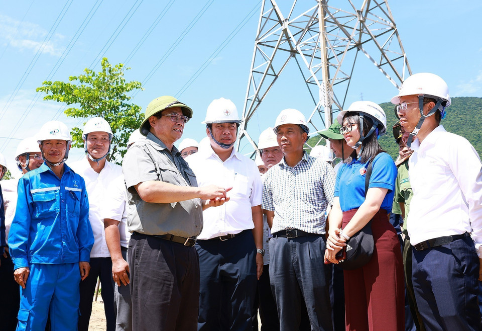 Thủ tướng Phạm Minh Chính kiểm tra thi công đường dây 500kV mạch 3 Quảng Trạch-Phố Nối, đoạn qua xã Quảng Đông, huyện Quảng Trạch. (Ảnh: Dương Giang/TTXVN)