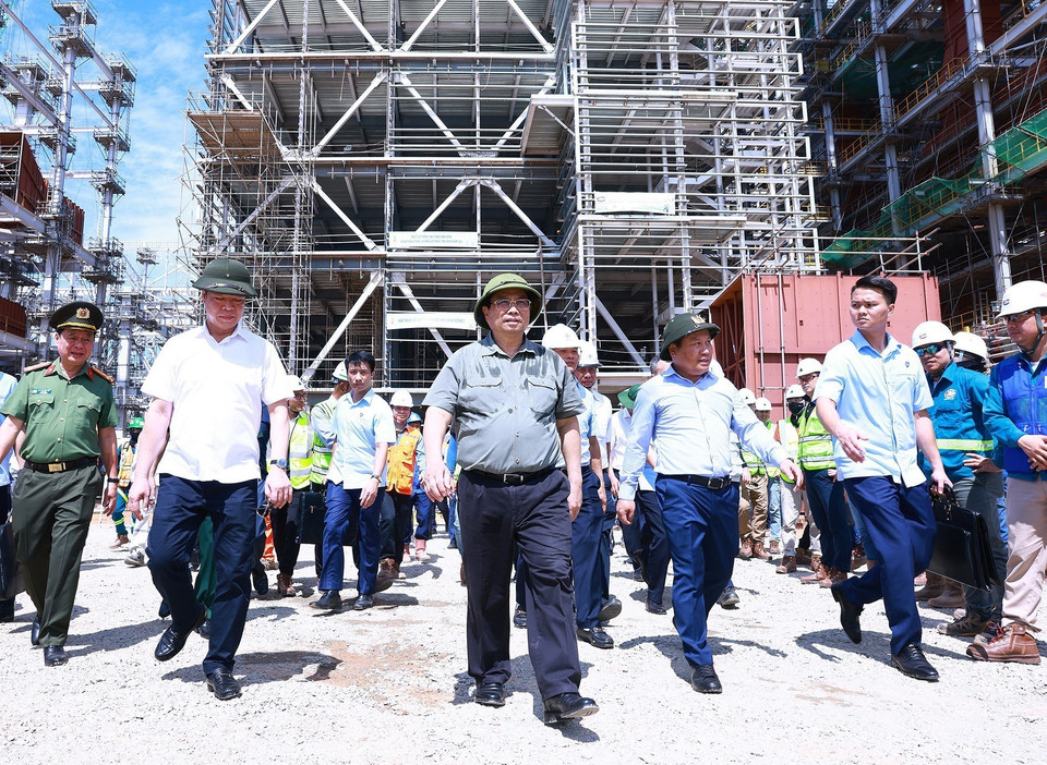 Thủ tướng Phạm Minh Chính kiểm tra thi công Nhà máy Nhiệt điện Quảng Trạch 1 (xã Quảng Đông, huyện Quảng Trạch).(Ảnh: Dương Giang/TTXVN)