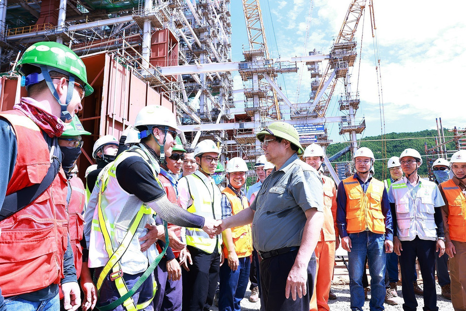 Thủ tướng Phạm Minh Chính thăm hỏi công nhân, kỹ sư và các nhà thầu thi công Nhà máy Nhiệt điện Quảng Trạch 1 (xã Quảng Đông, huyện Quảng Trạch). (Ảnh: Dương Giang/TTXVN)