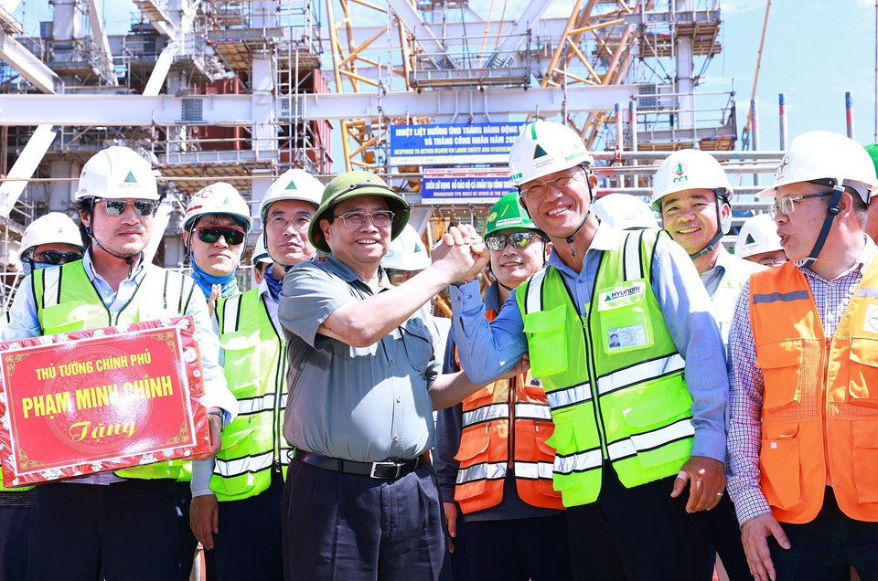 Thủ tướng Phạm Minh Chính giao nhiệm vụ cho các đơn vị thi công Nhà máy Nhiệt điện Quảng Trạch 1 (xã Quảng Đông, huyện Quảng Trạch). (Ảnh: Dương Giang/TTXVN)