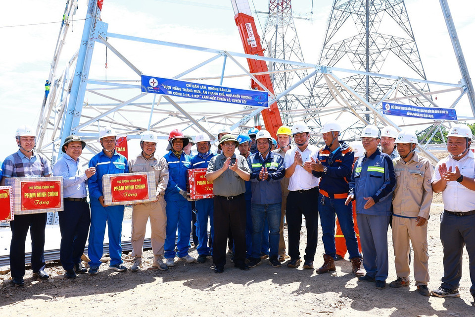 Thủ tướng Phạm Minh Chính tặng quà công nhân thi công đường dây 500kV mạch 3 Quảng Trạch - Phố Nối, đoạn qua xã Quảng Đông, huyện Quảng Trạch. (Ảnh: Dương Giang/TTXVN)