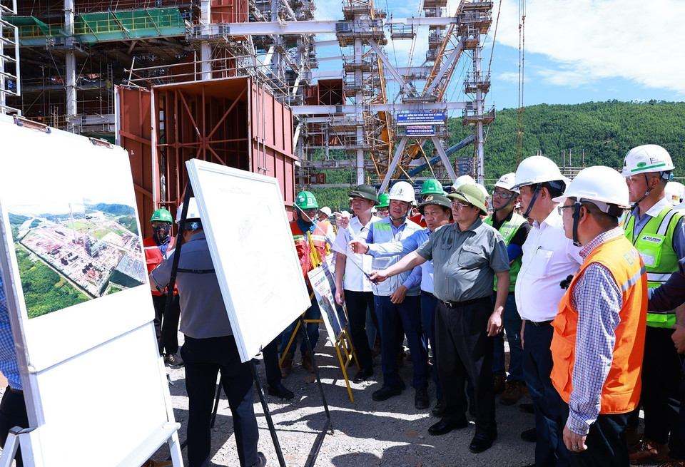 Thủ tướng Phạm Minh Chính kiểm tra tiến độ thi công Nhà máy Nhiệt điện Quảng Trạch 1 (xã Quảng Đông, huyện Quảng Trạch). (Ảnh: Dương Giang/TTXVN)