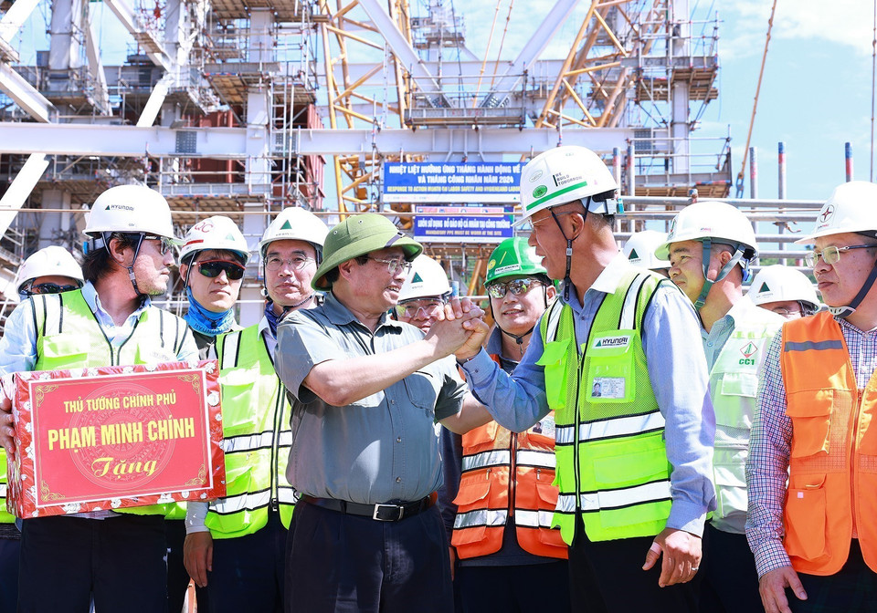 Thủ tướng Phạm Minh Chính giao nhiệm vụ cho các đơn vị thi công Nhà máy Nhiệt điện Quảng Trạch 1 (xã Quảng Đông, huyện Quảng Trạch). (Ảnh: Dương Giang/TTXVN)