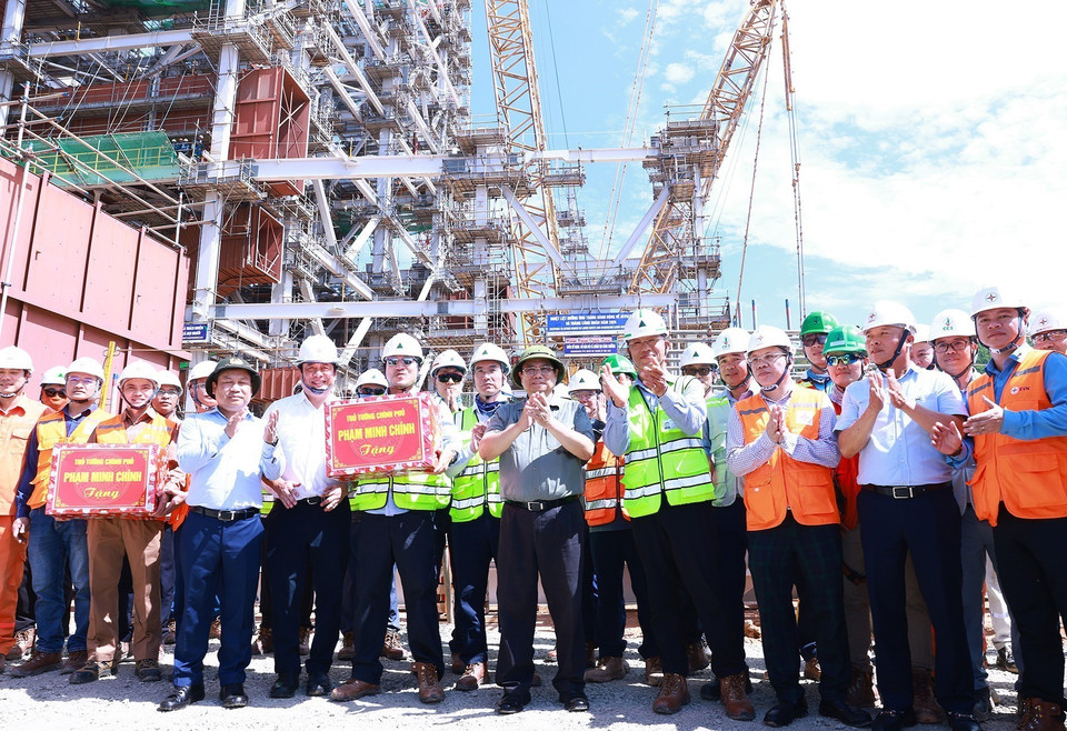 Thủ tướng Phạm Minh Chính tặng quà công nhân, kỹ sư và các nhà thầu thi công Nhà máy Nhiệt điện Quảng Trạch 1 (xã Quảng Đông, huyện Quảng Trạch). (Ảnh: Dương Giang/TTXVN)