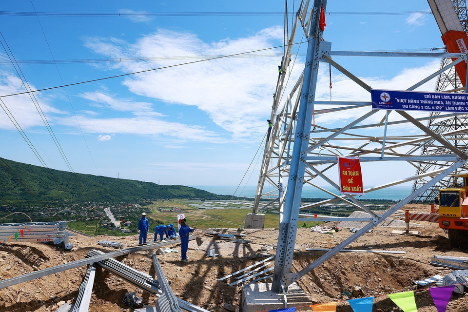 Các đơn vị thi công đường dây 500kV mạch 3 Quảng Trạch - Phố Nối, đoạn qua xã Quảng Đông, huyện Quảng Trạch. (Ảnh: Dương Giang/TTXVN)