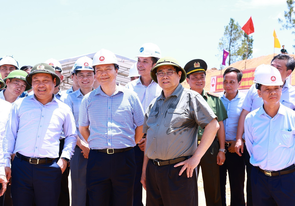 Thủ tướng Phạm Minh Chính kiểm tra công trường Dự án Đường bộ cao tốc Bắc-Nam, phía Đông đoạn qua tỉnh Quảng Bình tại Nút giao, xã Quảng Lưu, huyện Quảng Trạch.(Ảnh: Dương Giang/TTXVN)