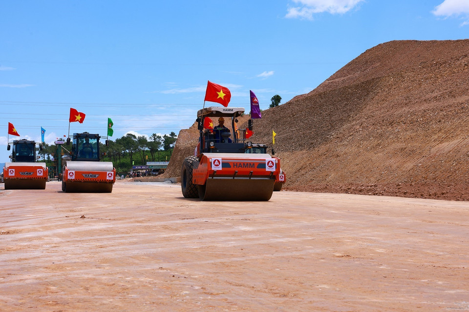 Các đơn vị đang thi công Dự án Đường bộ cao tốc Bắc-Nam, phía Đông đoạn qua tỉnh Quảng Bình. (Ảnh: Dương Giang/TTXVN)