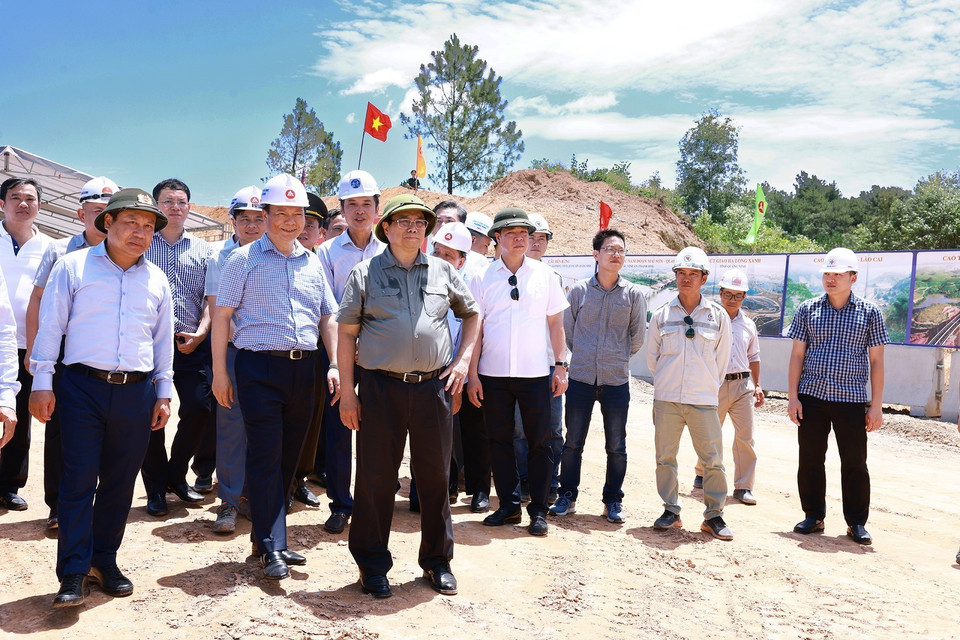 Thủ tướng Phạm Minh Chính kiểm tra công trường Dự án Đường bộ cao tốc Bắc-Nam, phía Đông đoạn qua tỉnh Quảng Bình tại Nút giao, xã Quảng Lưu, huyện Quảng Trạch. (Ảnh: Dương Giang/TTXVN)