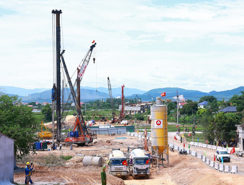 Các đơn vị đang thi công Dự án Đường bộ cao tốc Bắc-Nam, phía Đông đoạn qua tỉnh Quảng Bình. (Ảnh: Dương Giang/TTXVN)