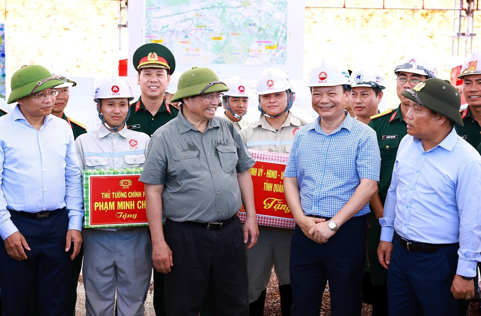 Thủ tướng Phạm Minh Chính giao nhiệm vụ cho các đơn vị thi công Dự án Đường bộ cao tốc Bắc-Nam, phía Đông đoạn qua tỉnh Quảng Bình. (Ảnh: Dương Giang/TTXVN)