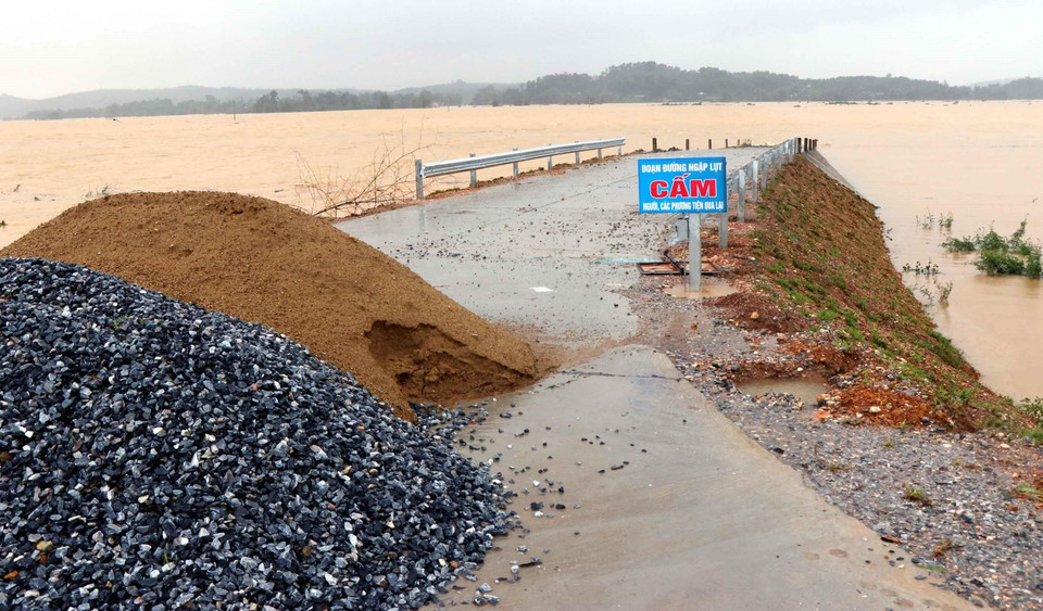 Nhiều tuyến đường được lực lượng chức năng cảnh báo cấm vì nước ngập sâu. (Ảnh: Công Tường/TTXVN)