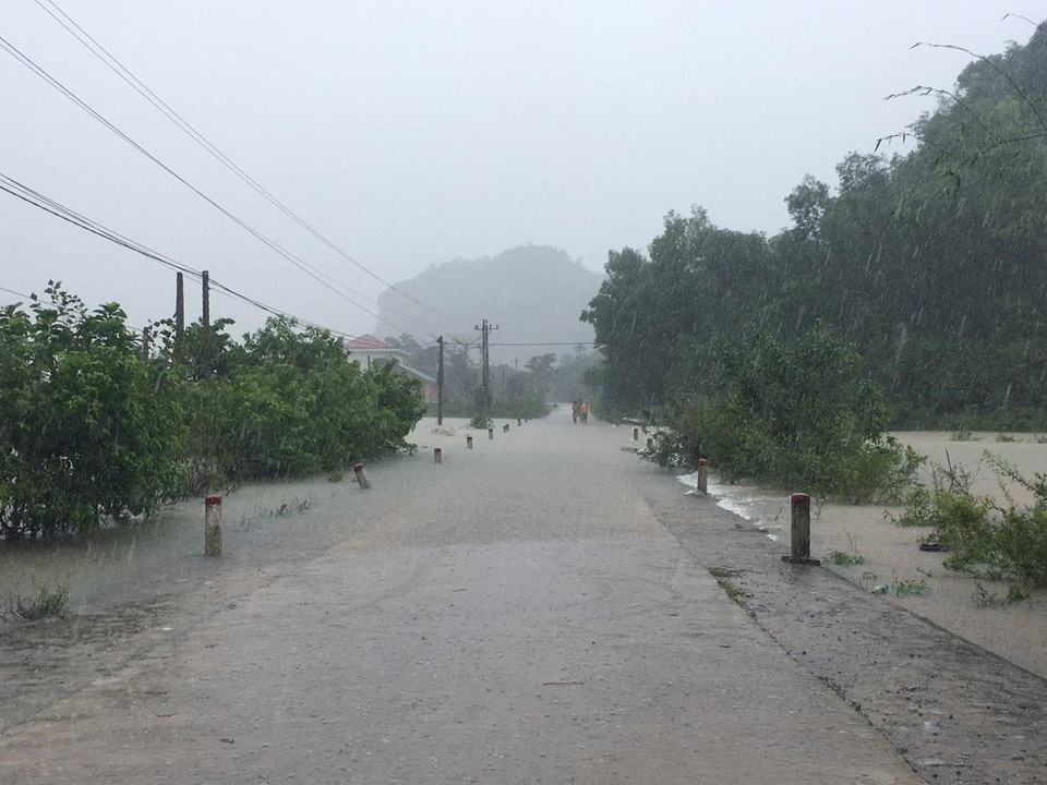  Mưa lũ tại Quảng Bình làm hàng ngàn hộ dân bị chia cắt. (Ảnh Đức Thọ/TTXVN)