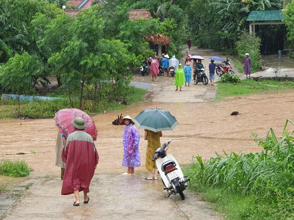  Mưa lũ tại Quảng Bình làm hàng ngàn hộ dân bị chia cắt. (Ảnh Đức Thọ/TTXVN)