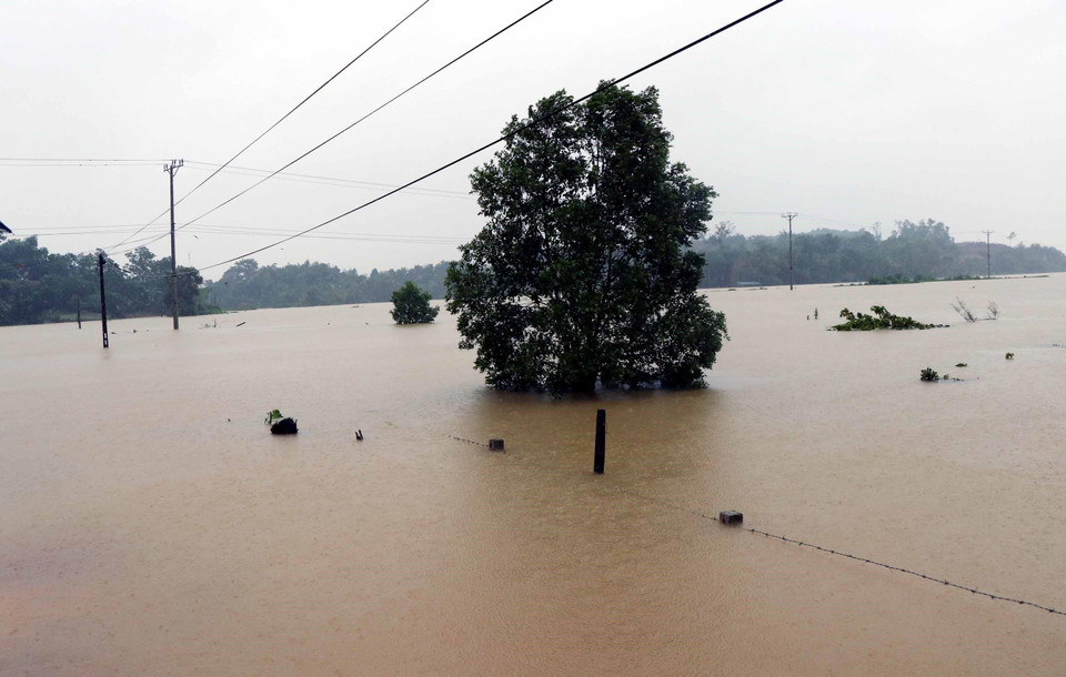Đường liên thôn ở xã Phương Mỹ, Hương Khê, Hà Tĩnh ngập sâu trong nước lũ. (Ảnh: Công Tường/TTXVN)