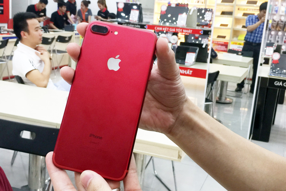 Cận cảnh mặt sau của chiếc iPhone 7 Plus màu đỏ.