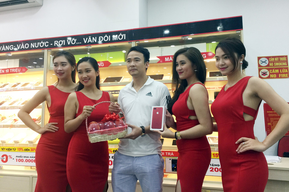 Bộ đôi iPhone 7 và 7 Plus màu đỏ bán ra thị trường chỉ có 2 loại dung lượng là 128GB và 256GB và có giá bán lẻ bằng với các phiên bản màu khác.