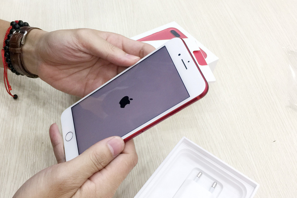 Mở hộp chiếc iPhone đỏ chính hãng đầu tiên.