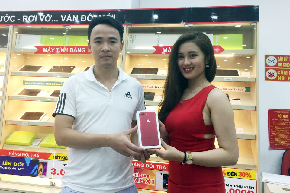 Giao máy cho khách hàng.