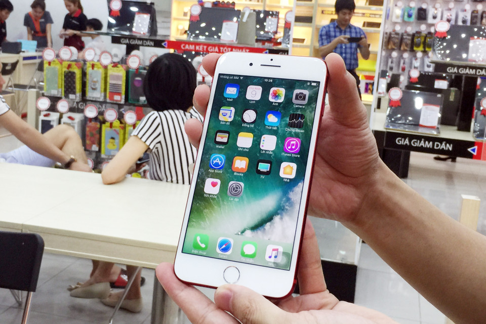 Dự kiến trong ngày 9/4, FPT Shop sẽ trả 200 máy đầu tiên cho người đặt cọc.