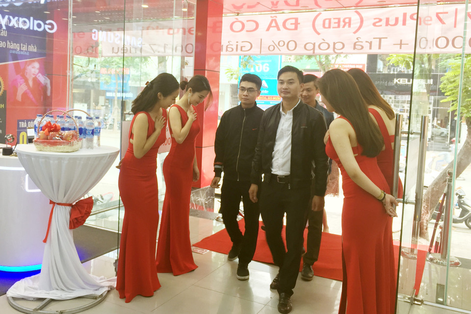 Trong số 1.200 khách hàng đặt mua, có 75% chọn iPhone 7 Plus Red.