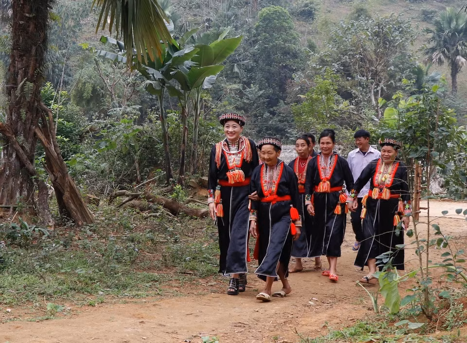 Trong ngày mùng Một Tết, người Dao đỏ thường dành thời gian để đi thăm hỏi, chúc Tết mọi gia đình trong họ tộc và những nhà thân cận. (Ảnh: Tuấn Anh/TTXVN)